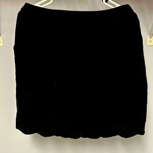 Skies are blue scallop hem black skirt size large